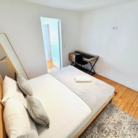 Lisbon City Center Flat For 6 Pp-2